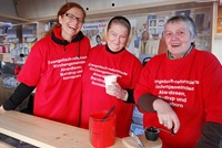 Bester Kaffee aus fairem Handel: Karla Gröning, Heike Löper und Anne Rechenberger (von links) wechselten sich mit anderen Helferteams bei der Besetzung des „WunderBar“-Mobils ab.